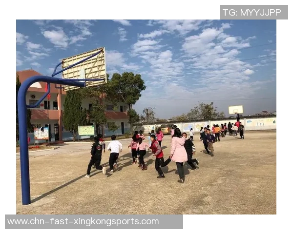 小学体育课内容丰富多彩包括游戏运动技能和健康知识的全面培养